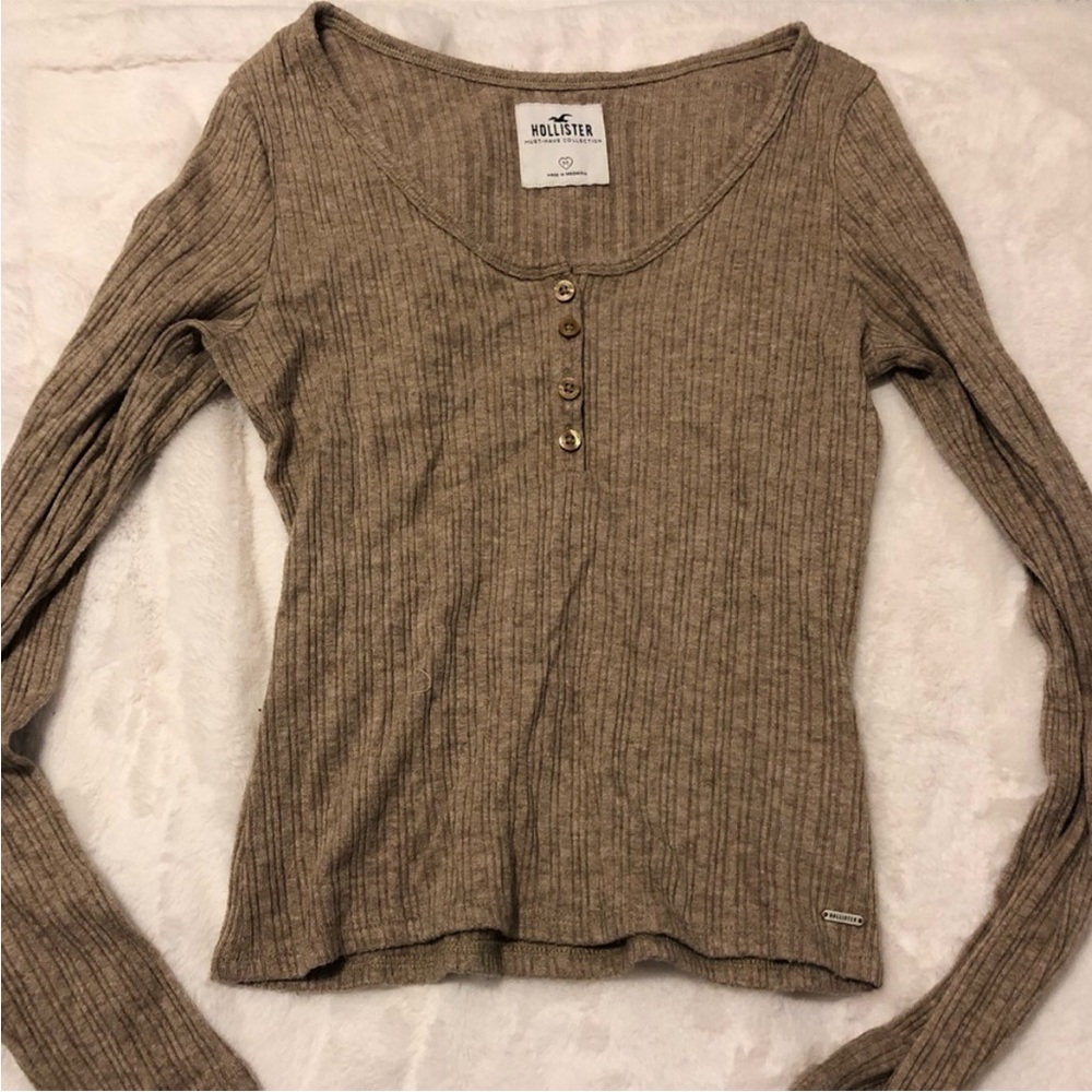 LAST CALL 🤍 hollister tan / brown soft button long sleeve